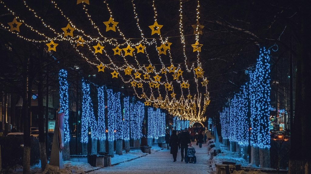 Украшение комсомольского проспекта специалистами - Северная короны